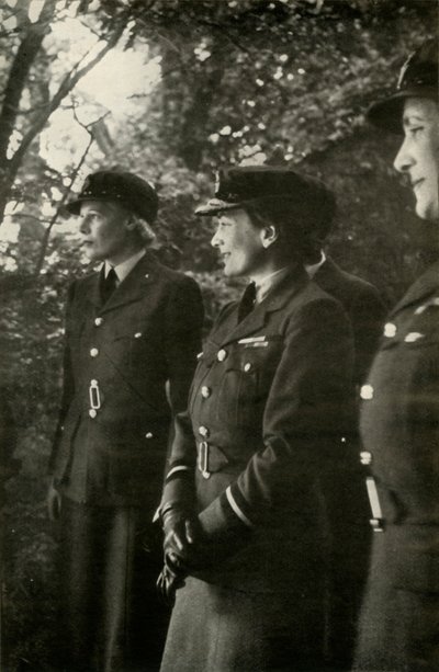 空军司令格洛斯特公爵夫人（HRH），c1943。 作者 塞西尔·比顿（Cecil Beaton）