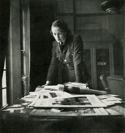 在阅览室，c1943。 作者 塞西尔·比顿（Cecil Beaton）