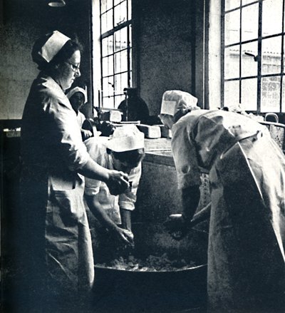 在厨房里，1941年 作者 塞西尔·比顿（Cecil Beaton）
