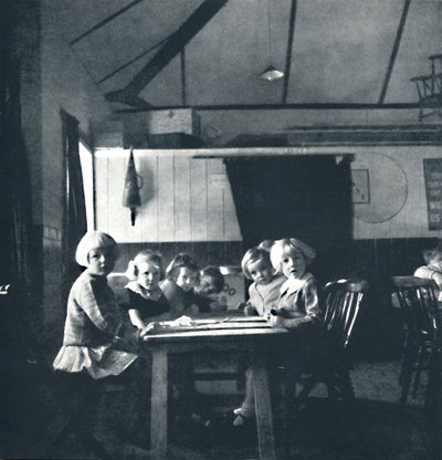 1941年，伦敦儿童在乡村礼堂里上课 作者 塞西尔·比顿（Cecil Beaton）