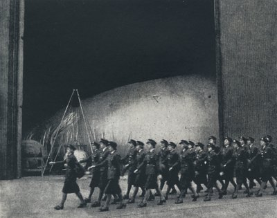 1941年3月 作者 塞西尔·比顿（Cecil Beaton）