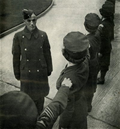 皇家空军军士操练妇女，c1943。 作者 塞西尔·比顿（Cecil Beaton）