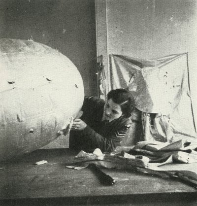 修理弹幕气球，c1943。 作者 塞西尔·比顿（Cecil Beaton）