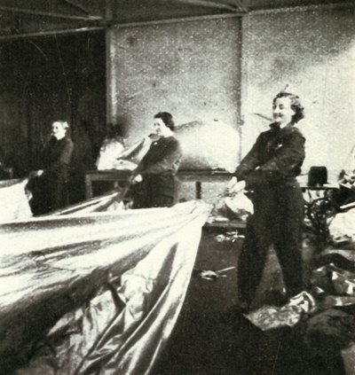 修理弹幕气球，c1943。 作者 塞西尔·比顿（Cecil Beaton）