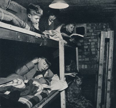 男生宿舍，1941年 作者 塞西尔·比顿（Cecil Beaton）