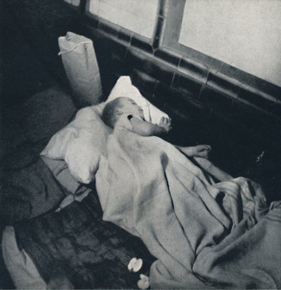 熟睡的婴儿，1941年 作者 塞西尔·比顿（Cecil Beaton）
