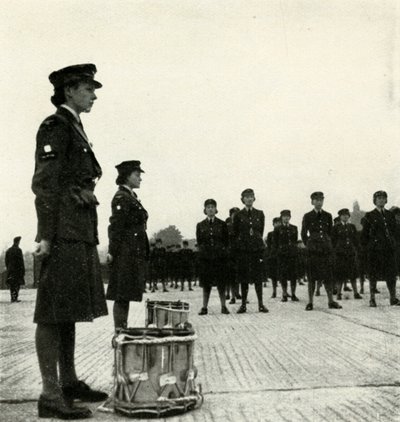 游行上的WAAF乐队，c1943。 作者 塞西尔·比顿（Cecil Beaton）