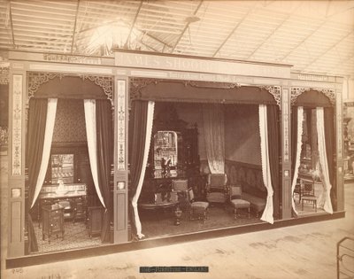 James Shoolbred & Co.的展览 -- 主楼，三个房间的家具。左边的房间有三个柜子和一个洗脸盆、陶器和镜子；中间的房间有一张桌子、椅子、一张沙发和一个带镜子和雕塑的餐具柜；T 作者 百年摄影有限公司