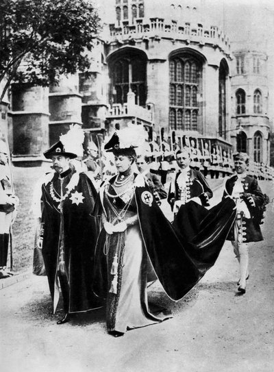 乔治五世国王和玛丽皇后（1937年）在温莎吊袜带骑士的长袍中。 作者 中央出版社