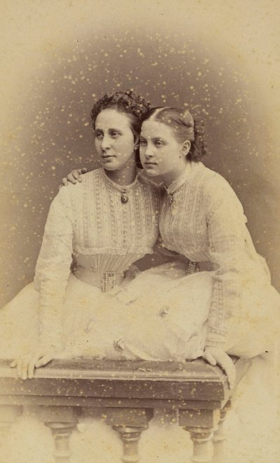 Alexandra Iossifovna de Russie (nee princesse Alexandra de Saxe Altenbourg) et Olga Constantinovna de Russie - 俄罗斯大公夫人亚历山德拉-约瑟福夫娜（1830-1911 年）和俄罗斯大公夫人奥尔加-康斯坦丁诺夫娜（1851-1926 年）肖像，作者 Bergamasco, Charles (Ka Ka) 作者 Charles Bergamasco