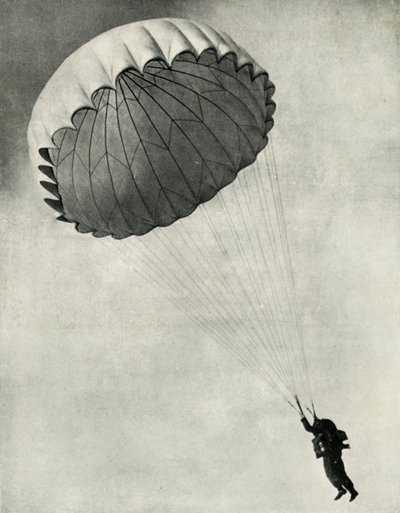 1941年第二次世界大战期间，飞行员使用降落伞。 作者 查尔斯·布朗