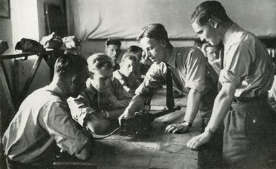 皇家空军人员学习武器，1941年。 作者 查尔斯·布朗