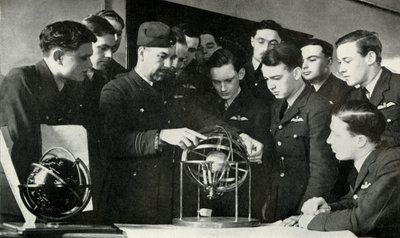 皇家空军人员在1941年第二次世界大战期间学习导航。 作者 查尔斯·布朗