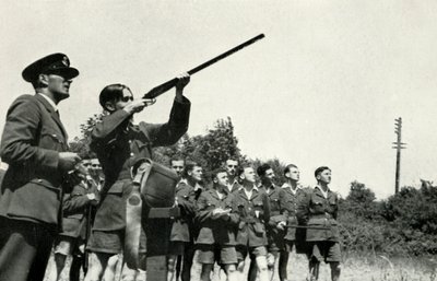 皇家空军人员在1941年第二次世界大战期间学习射击枪支。 作者 查尔斯·布朗
