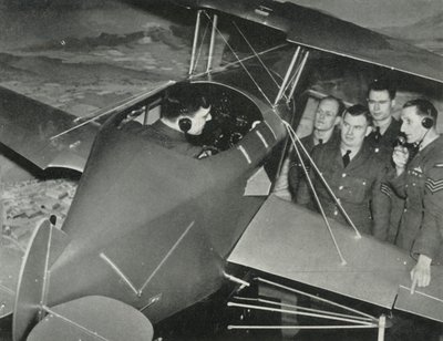 1941年第二次世界大战期间，英国皇家空军人员学习如何在飞行模拟器中飞行。 作者 查尔斯·布朗