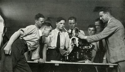 1941年，皇家空军人员接受了航空发动机的指示。 作者 查尔斯·布朗