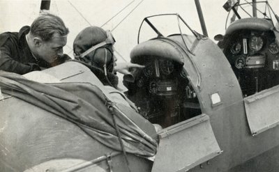 英国皇家空军飞行员学习如何在1941年第二次世界大战期间飞行。 作者 查尔斯·布朗
