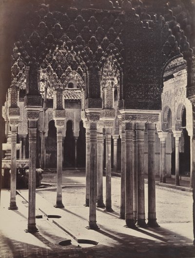 [阿尔罕布拉宫的狮子院，从门廊庙下看】，1862年。 作者 查尔斯·克利福德