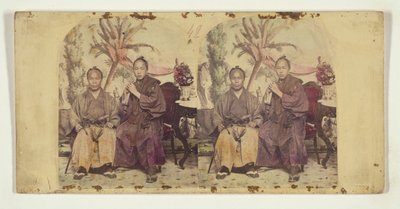 日本首届驻美外交使团的两名成员：  身份不明的成员（左）和见习口译员 Tateishi Onojirō-Noriyuki （右） 作者 查尔斯·德福雷斯特·弗雷德里克斯