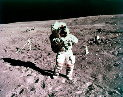宇航员约翰-杨在月球表面，阿波罗16号任务，1972年4月21日。 作者 查尔斯·杜克
