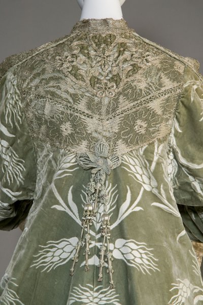 Bertha Palmer 的晚礼服，c.1902（背面细节）。 真丝缎面搭配小麦图案切割天鹅绒、金属线蕾丝、真丝金属流苏。 值得，巴黎。 作者 查尔斯·弗雷德里克·沃思