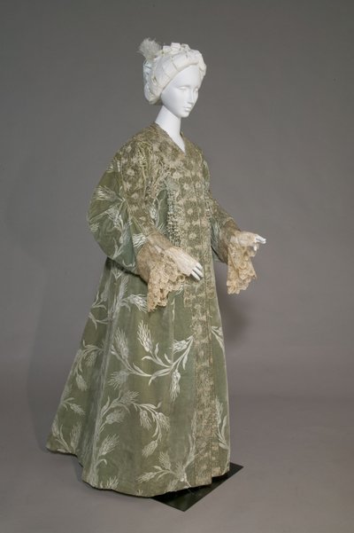伯莎·帕尔默 (Bertha Palmer) 的晚礼服，约 1902 年（正面斜视图）。 真丝缎面搭配小麦图案切割天鹅绒、金属丝蕾丝、真丝金属流苏。 值得，巴黎。 作者 查尔斯·弗雷德里克·沃思