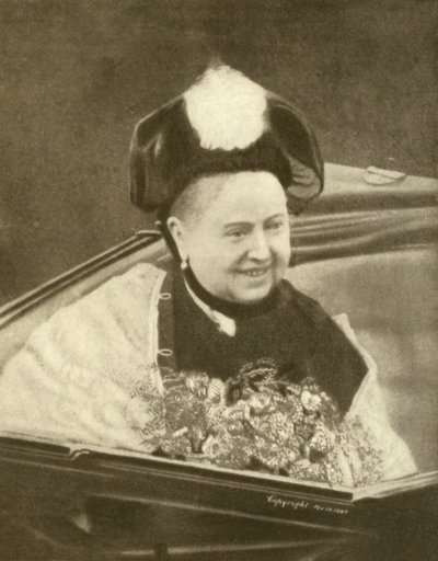 维多利亚女王微笑着接受了一束鲜花，怀特岛，约 1887 年（黑白照片） 作者 查尔斯·奈特