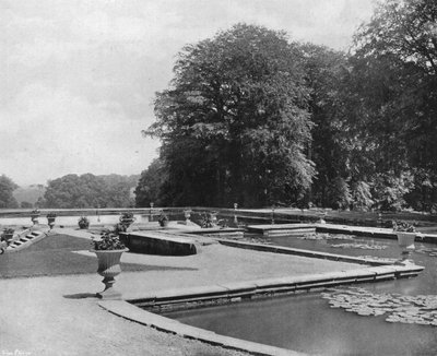 Across the Ponds (b/w photo) 作者 查尔斯·拉瑟姆（Charles Latham）