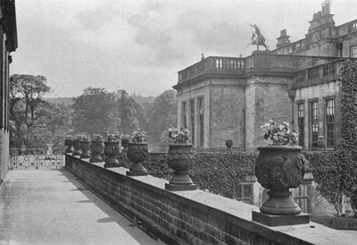 Carved Stone Vases, East Terrace (b/w photo) 作者 查尔斯·拉瑟姆（Charles Latham）