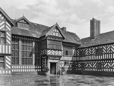 In the Quadrangle (b/w photo) 作者 查尔斯·拉瑟姆（Charles Latham）