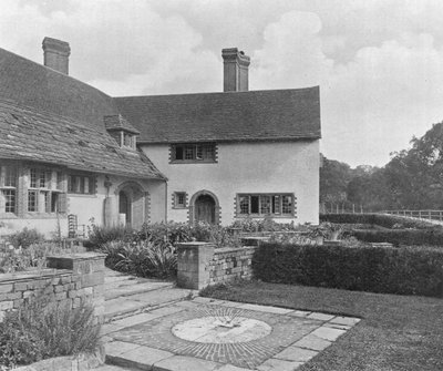 The Garden Court from the West (b/w photo) 作者 查尔斯·拉瑟姆（Charles Latham）