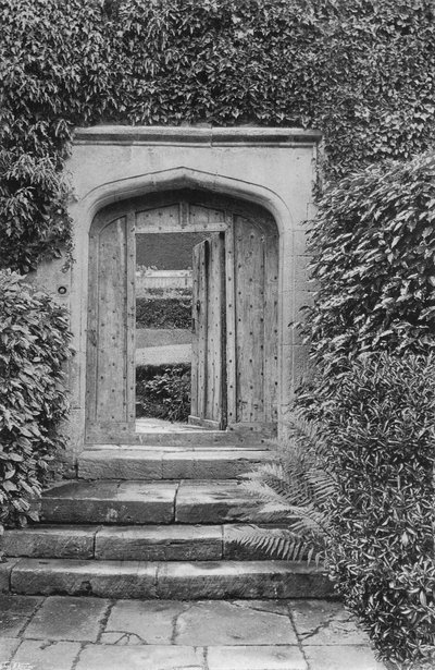 The Garden Entrance (b/w photo) 作者 查尔斯·拉瑟姆（Charles Latham）