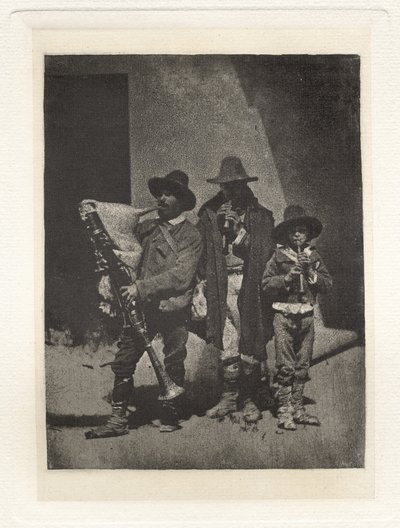 板块三--三组皮弗拉里人站立，在波旁街21号法院（Plate III - Groupe de Trois Pifferari Debout）。 作者 查尔斯·内格雷，安德烈·詹姆斯