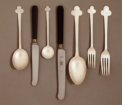 电镀桌服务，用于E. Bingham＆Co.，约1906年 作者 查尔斯·雷尼·麦金托什