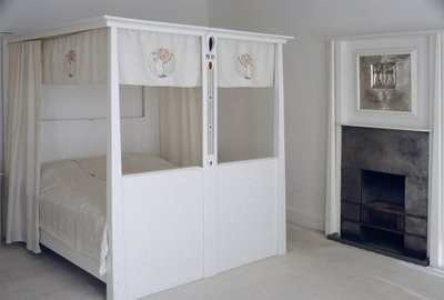 家具设计为120号Mains Street，Glasgow，四柱床，c.1900（彩绘木和珐琅） 作者 查尔斯·雷尼·麦金托什