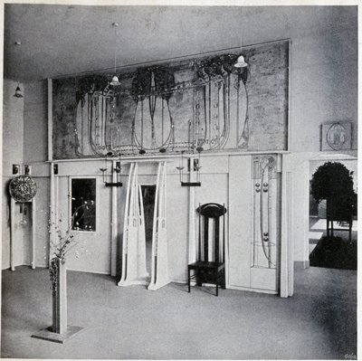 维也纳一家装饰艺术沙龙的内部视图，大约 1900 年（Charles Rennie 和 Margaret MacDonald Mackintosh 的装饰和家具） 作者 查尔斯·雷尼·麦金托什