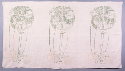 1900年（约1900年），金斯伯勒花园14号的客厅中，三个绿色和奶油色的程式化玫瑰图案的面板摆放在角落的后部（亚麻布） 作者 查尔斯·雷尼·麦金托什