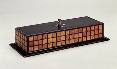 白色卧室的笔盒，HousHill，格拉斯哥（镶嵌珍珠母和核桃的黑檀木） 作者 查尔斯·雷尼·麦金托什