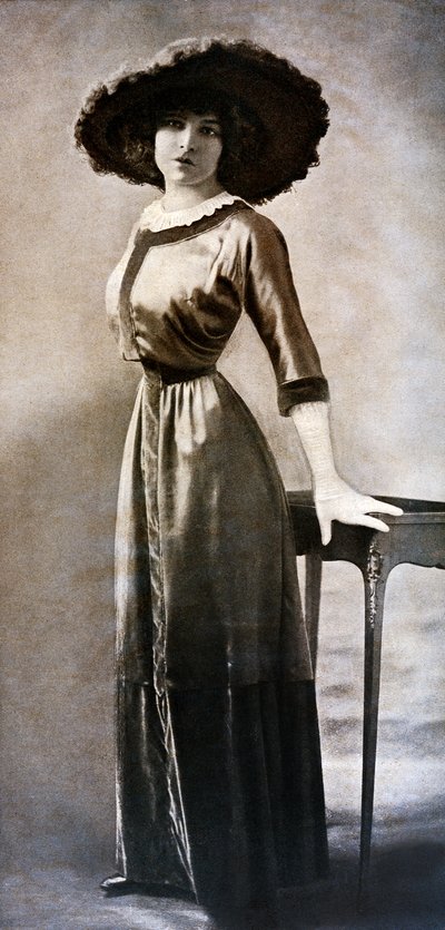 Emilie Bouchaud 的肖像，极地黄蜂的腰部，1909 年左右（黑白照片） 作者 查尔斯·鲁特林格