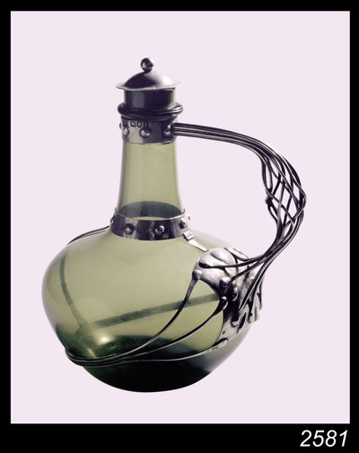 装有制造商标志的银色绿色玻璃滗水器，1901年（玻璃和银色）工艺品公会 作者 查尔斯·罗伯特·阿什比