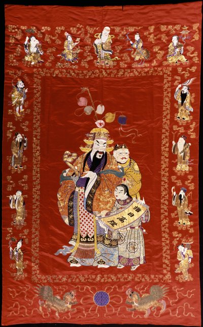 中国刺绣的红色绸缎吊坠，描绘了一个身着儒尼和两个侍从的人物，其边界饰有八个神仙 作者 中文学校