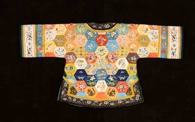 一种中国式的非正式拼布外套，由绣花丝的六边形组成 作者 中文学校