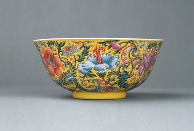 精美的粉彩玫瑰黄色地面碗，1821-1850年 作者 中文学校