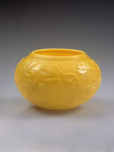 干隆时期（1736-95）雕花碗（彩色玻璃）（另见272125） 作者 中文学校