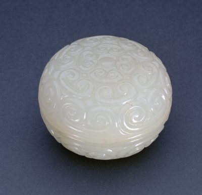 圆形印章粘贴盒古里漆器风格与灵芝卷轴，明朝（白石）（另见241120） 作者 中文学校