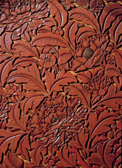 雕刻盘中的细节，带有宣德（1426-36）标记的基地，中国（红漆木） 作者 中文学校