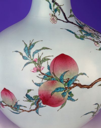 宏伟的粉彩玫瑰九桃球状花瓶的细节，1735-1795年 作者 中文学校