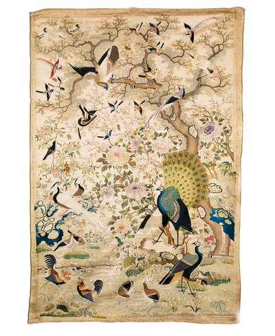 绣花板，一对孔雀和许多其他鸟类，在牡丹和李子开花的粗糙树下，广州 作者 中文学校