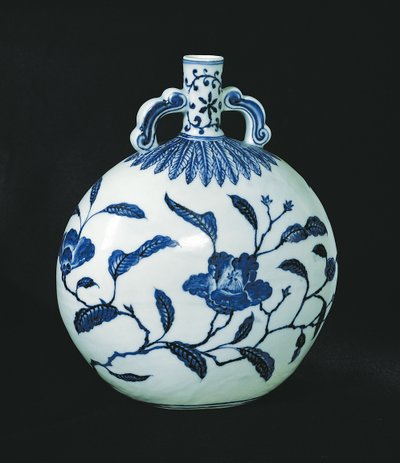 朝圣者蓝色和白色葫芦与花卉装饰，c.1403-24（陶瓷） 作者 中文学校