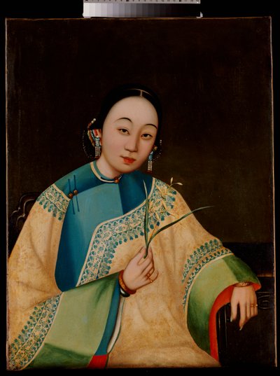 十九世纪中叶，手持绣花长袍，坐在绣花袍上的宫廷女士肖像 作者 中文学校